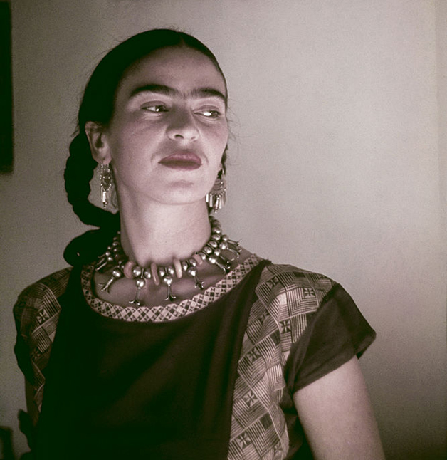 Frida en el estudio que compartía con Diego Rivera en 1940