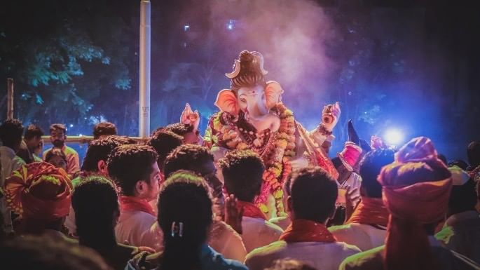 Fotografía de un festival que celebra al dios Ganesha.